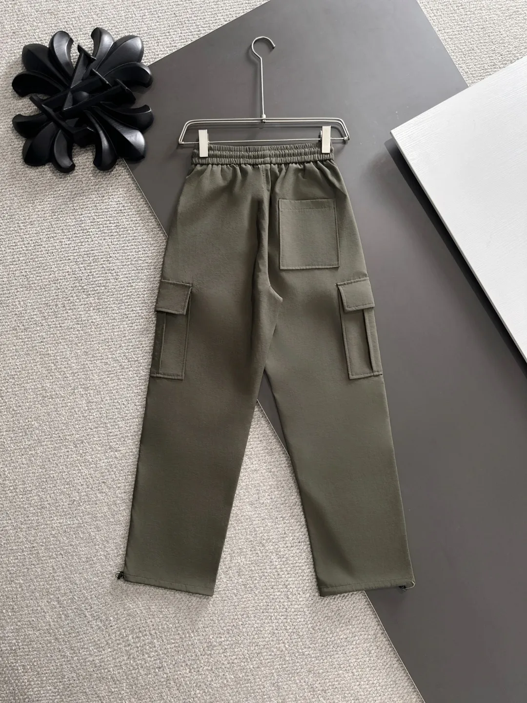 2-3 days to ship P360 Stone lsland/Stone Island Mouth Co-branded Exclusive launch of 25ss autumn and winter new high-quality trousers Compare real-life details at will The craftsmanship that ordinary small workshops cannot copy Top-level ZP development Unique imported fabric feel Purely imported German machine production Precision operation Ten thousand needle density A pair of trousers with rich details You can see the development strength A full set of new accessories can be customized simultaneously Simple yet elegant Soft, delicate and comfortable The upper body is versatile and fashionable A perfect choice for autumn and winter, a must-have item. Sizes: M to 3XL (please state your height and weight when placing an order)